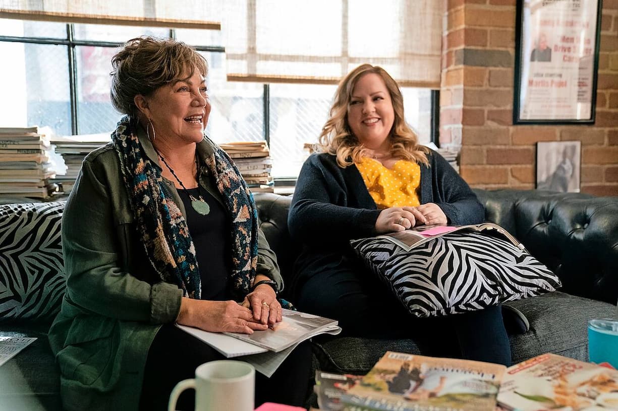 THE KOMINSKY METHOD (L to R) KATHLEEN TURNER as RUTH and SARAH BAKER as MINDY KOMINSKY in episode 303 of THE KOMINSKY METHOD Cr. ERIK VOAKE/NETFLIX Â© 2021
