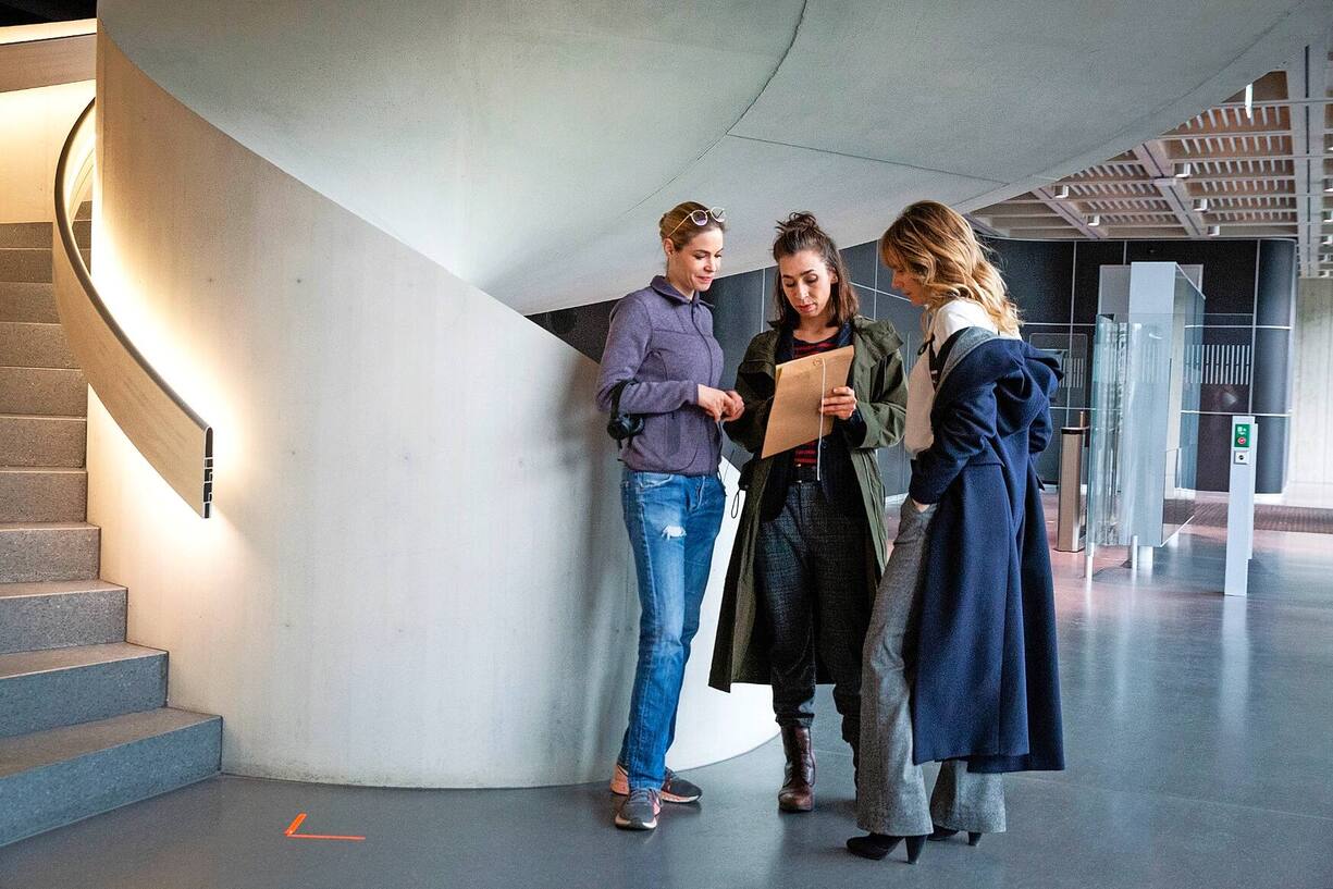 Tatort Dreharbeiten im News- und Sportcenter von SRF am 25.1.2020 v.l. Regisseurin Viviane Andereggen mit den beiden Hauptdarstellerinnen, Carol Schuler und Anna Pieri Zuercher beim Dreh Copyright: SRF/Sava Hlavacek