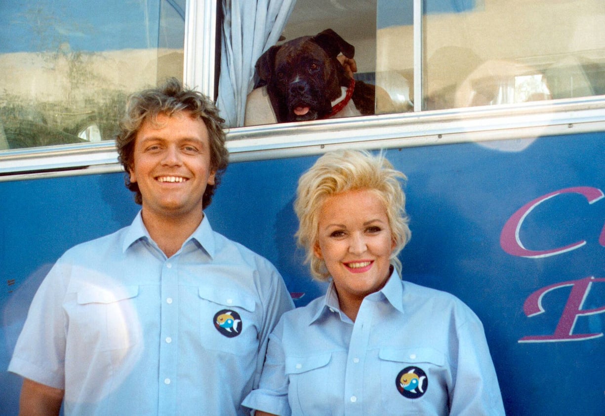 Edwin (Hape Kerkling) und Biggi (Angelika Milster) als Hotel-Animateure in der gleichnamigen Kult-Komödie (1995).