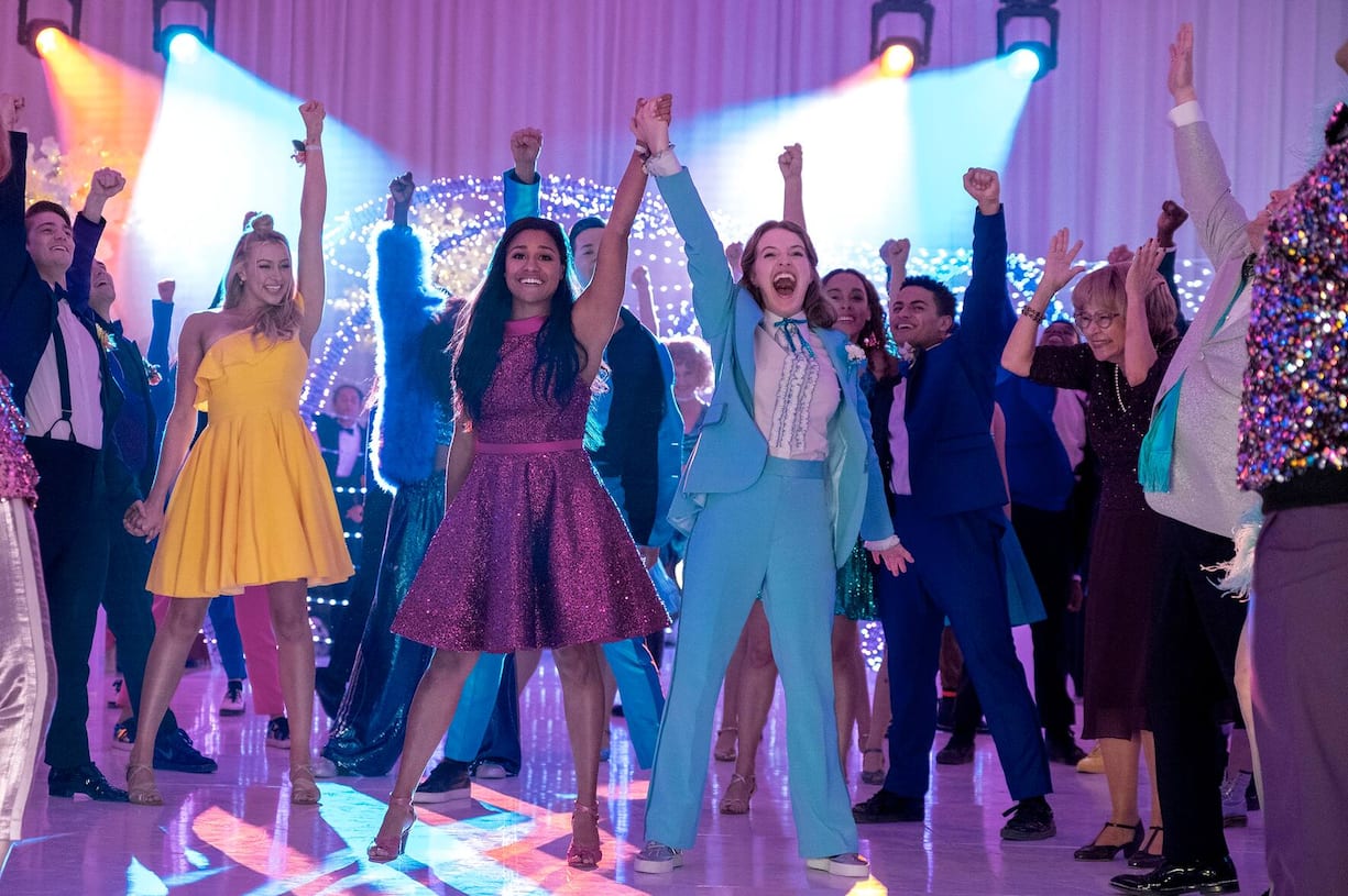 THE PROM (L to R) NICO GREETHAM as NICK, LOGAN RILEY HASSEL as KAYLEE, ARIANA DEBOSE as ALYSSA GREENE, ANDREW RANNELLS as TRENT OLIVER, JO ELLEN PELLMAN as EMMA, SOFIA DELER as SHELBY, NATHANIEL POTVIN as KEVIN, TRACEY ULLMAN as VERA, JAMES CORDEN as BARRY GLICKMAN in THE PROM. Cr. MELINDA SUE GORDON/NETFLIX © 2020