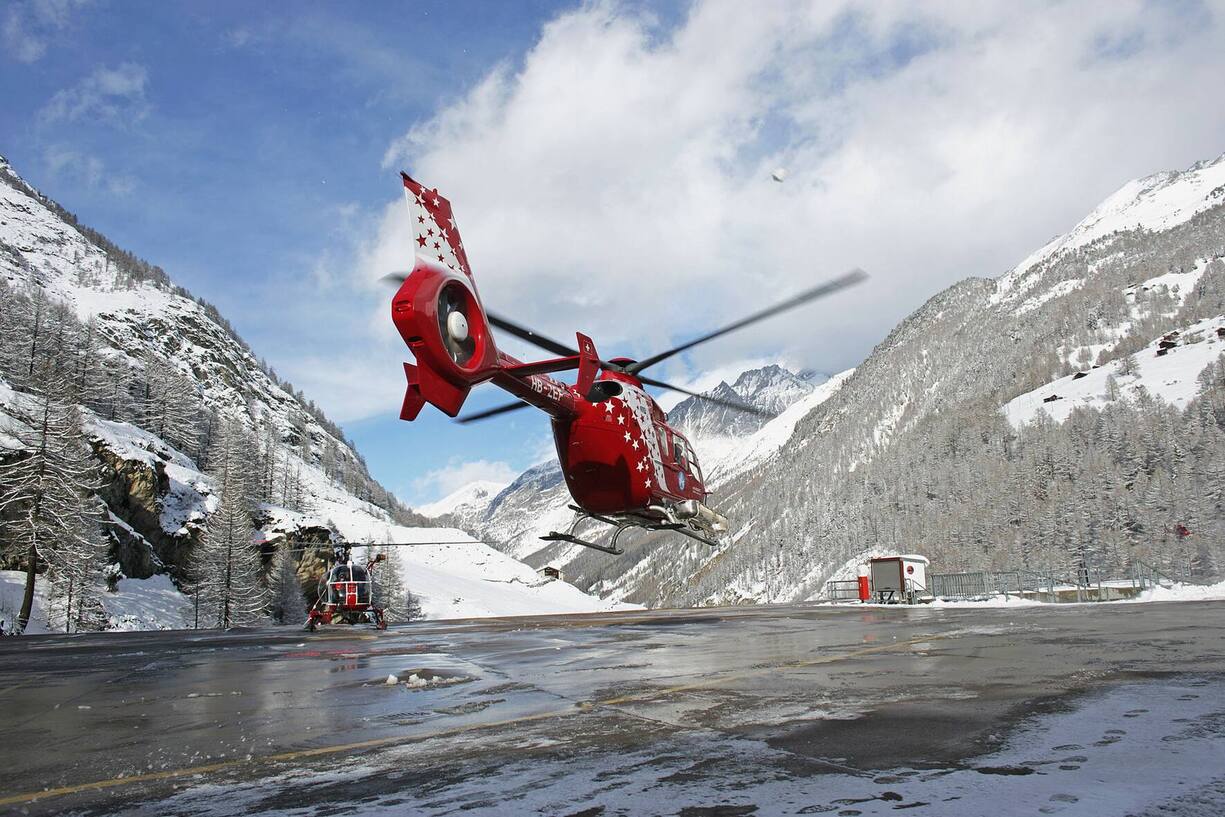 SRF DOK: Die Bergretter im WinterDie Ecofox: Der Helikopter, der wie eine Notfallstation ausgerüstet ist, hebt von der Basis ab. Copyright: SRF
