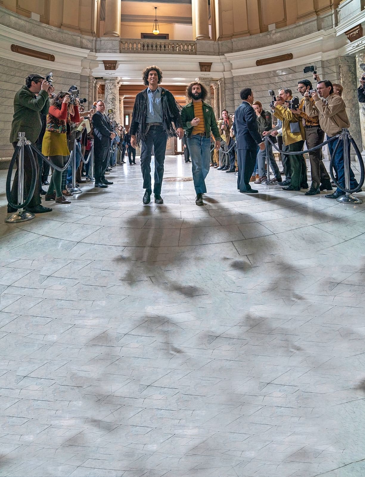 THE TRIAL OF THE CHICAGO 7 (L to R) SACHA BARON COHEN as Abbie Hoffman,  JEREMY STRONG as Jerry Rubin in THE TRIAL OF THE CHICAGO 7. Cr. NIKO TAVERNISE/NETFLIX Â© 2020