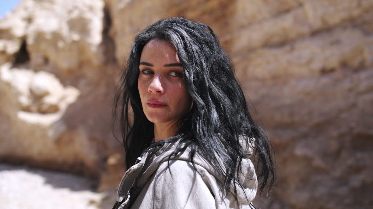 Minenräumerin Mimi (Ninet Tayeb) schöpft Verdacht.