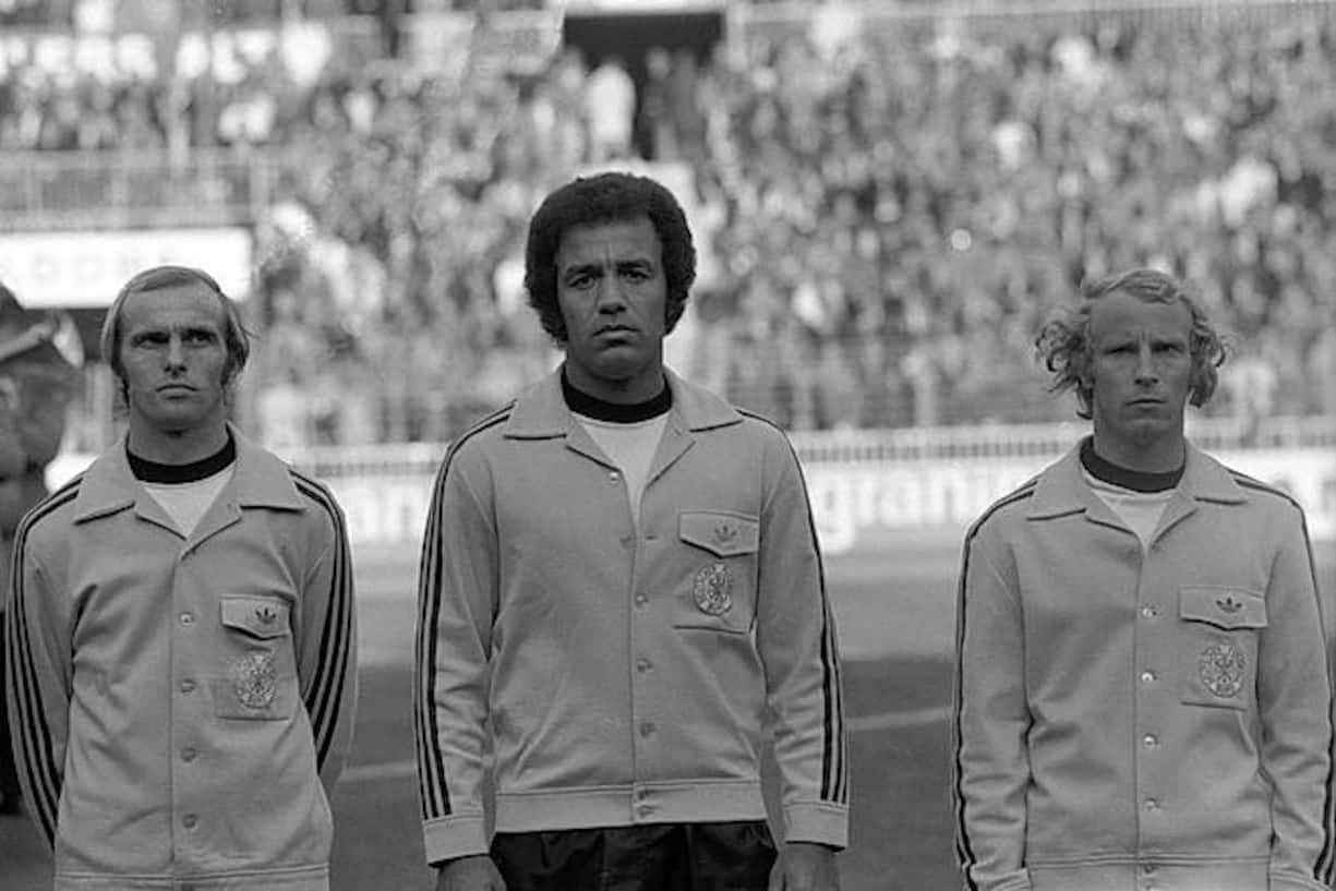 Bildnummer: 02681958 Datum: 11.10.1975 Copyright: imago/Sven Simon Nationalhymne BR Deutschland, v.li.: Erich Beer, Erwin Kostedde und Berti Vogts; Hans Hubert, Vneg, Vsw, quer EM Qualifikation 1975, Nationalmannschaft, BRD, Hymne DÃ¼sseldorf FuÃball LÃ¤nderspiel Herren Mannschaft Gruppenbild Randmotiv Personen