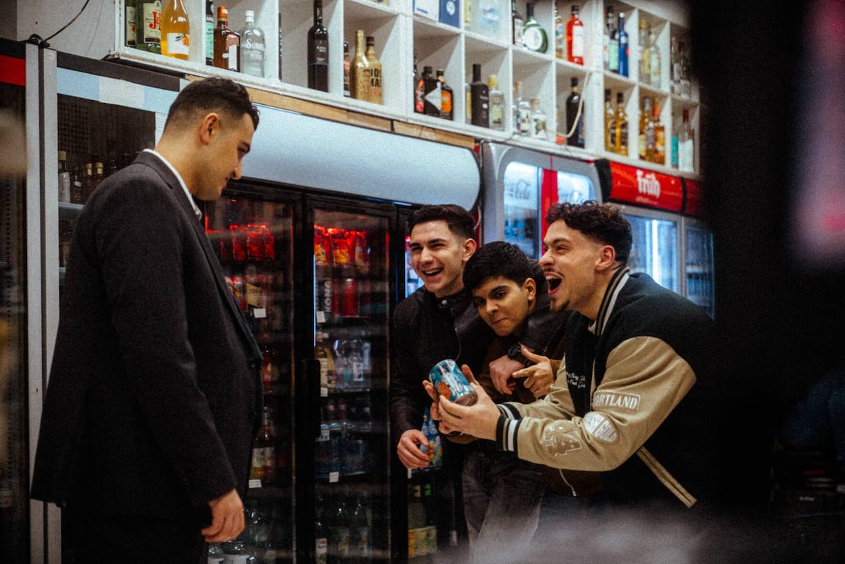 Can, Yasin, Berkan und Dominik albern im Kiosk herum.