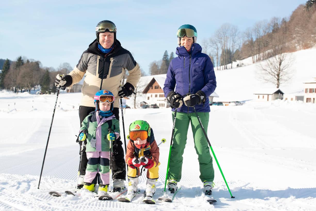 Winter im Jura: Didier Cuche mit Gattin Manuela (39), Noé (8) und Amélie (5).
