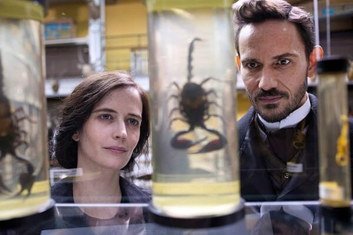 Eva Green as Vanessa Ives and Christian Carmargo as Dr. Sweet in Penny Dreadful (season 3, episode 1). - Photo: Jonathan Hession/SHOWTIME - Photo ID: PennyDreadful_301_3321