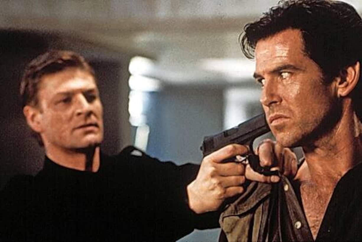 GOLDENEYE, Sean Bean, Pierce Brosnan, 1995 United Artists/Courtesy Everett Collection ACHTUNG AUFNAHMEDATUM GESCHÃTZT PUBLICATIONxINxGERxSUIxAUTxONLY Copyright: xUnitedxArtists/CourtesyxEverettxCollectionx MSDGOLD EC067