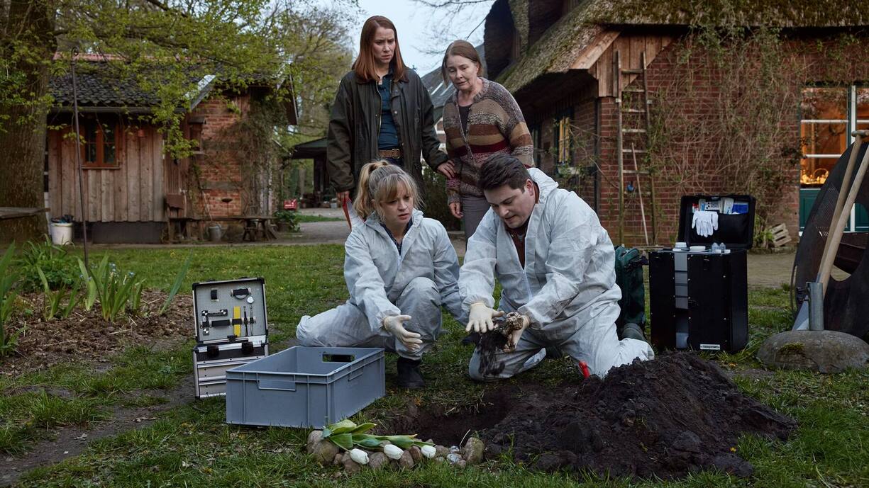 Wie Tag und Nacht, aber als Ermittlerduo hocheffizient: Kommissarin Viktoria (Lena Dörrie, oben l.) und die Forensikerin Feli (Caroline Han- ke, unten l.).