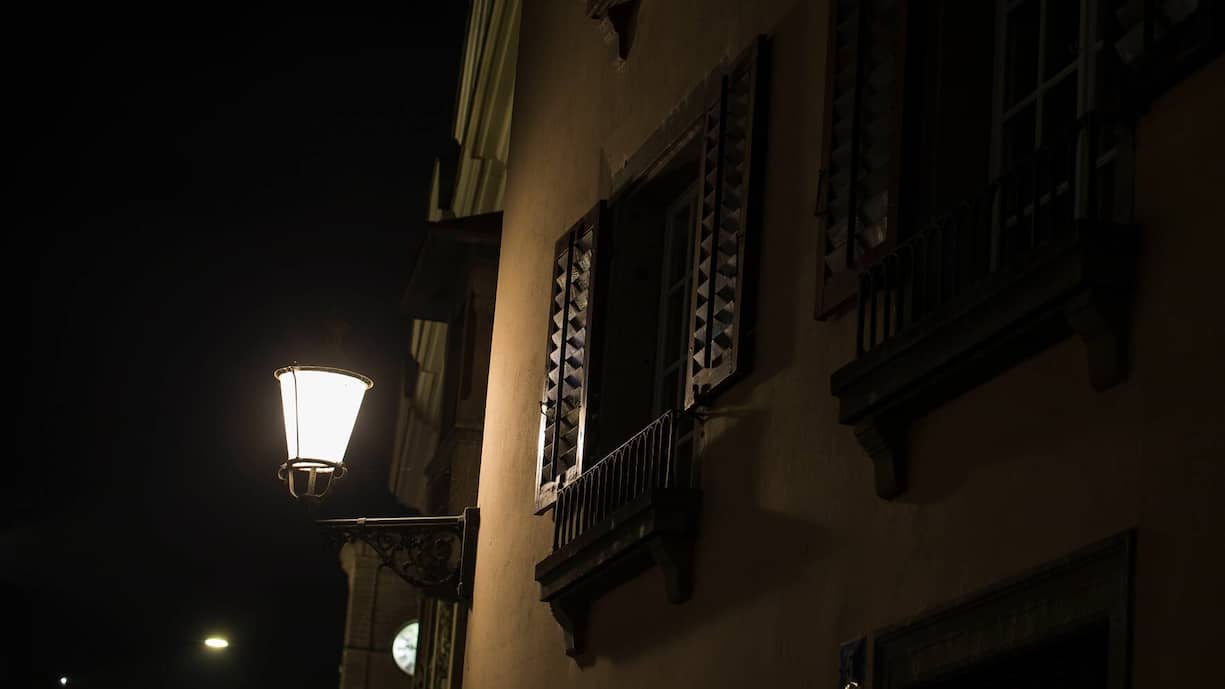 Zürich, Schweiz - 30. November 2020: Licht und Strom sind gefragte Elemente in der kalten, dunklen Jahreszeit.