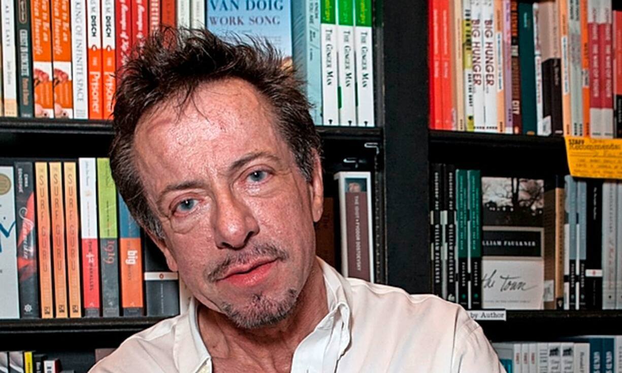 WEST HOLLYWOOD, CA - NOVEMBER 09: Clive Barker signs copies of his new book "Abarat: Absolute Midnight" at Book Soup on November 9, 2011 in West Hollywood, California. (Photo by Gabriel Olsen/FilmMagic) Clive Barker ©Gabriel Olsen/FilmMagic