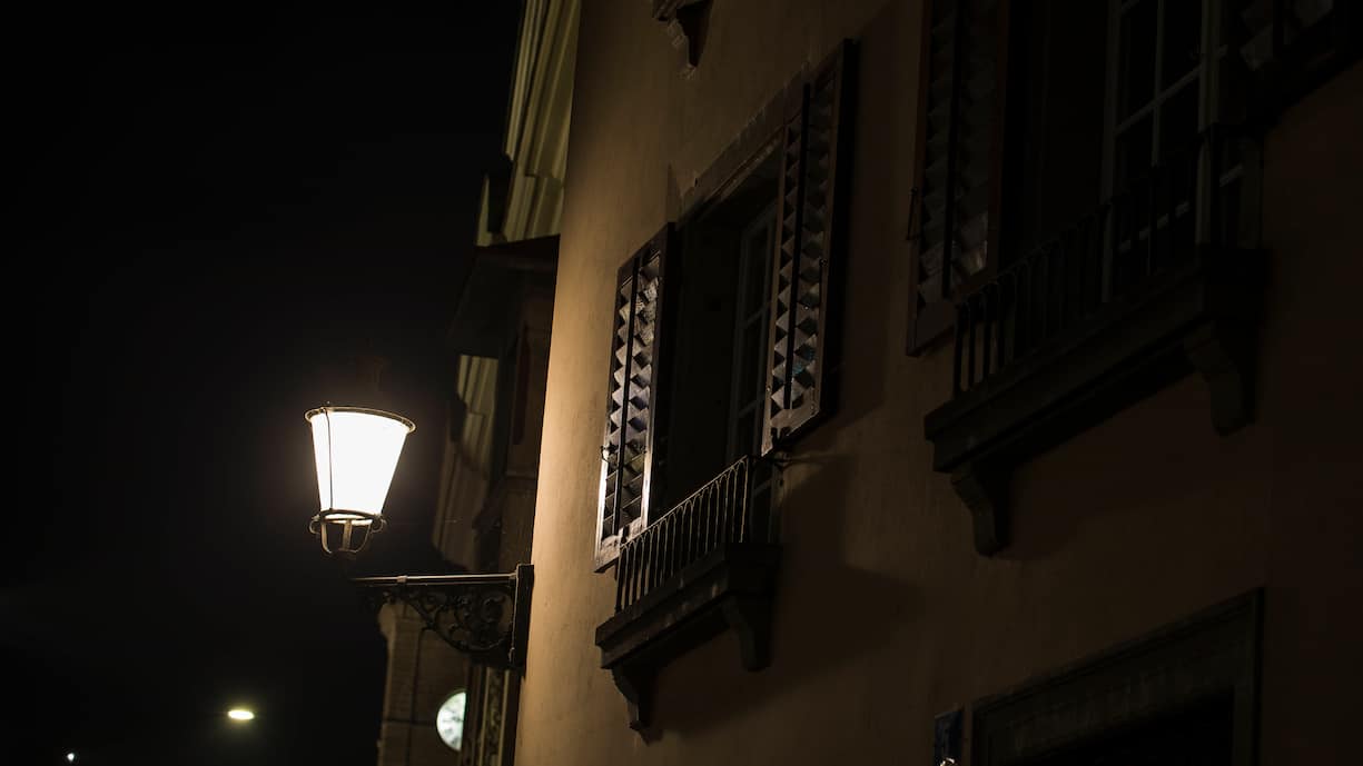  Zürich, Schweiz - 30. November 2020: Licht und Strom sind gefragte Elemente in der kalten, dunklen Jahreszeit. 