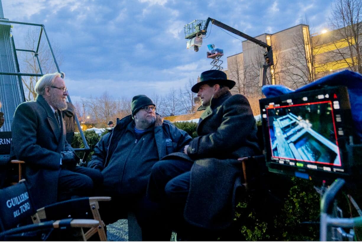 Guillermo del Toro (M.) am Set von «Nightmare Alley» mit Richard Jenkins (l.) und Bradley Cooper (r.)