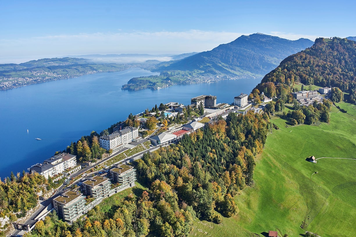 SRF DOK: Abgehoben – Von den neuen und den alten Herren auf dem Bürgenstock. Scheichs aus Katar haben aus dem Bürgenstock das grösste Luxus-Resort der Schweiz gemacht.