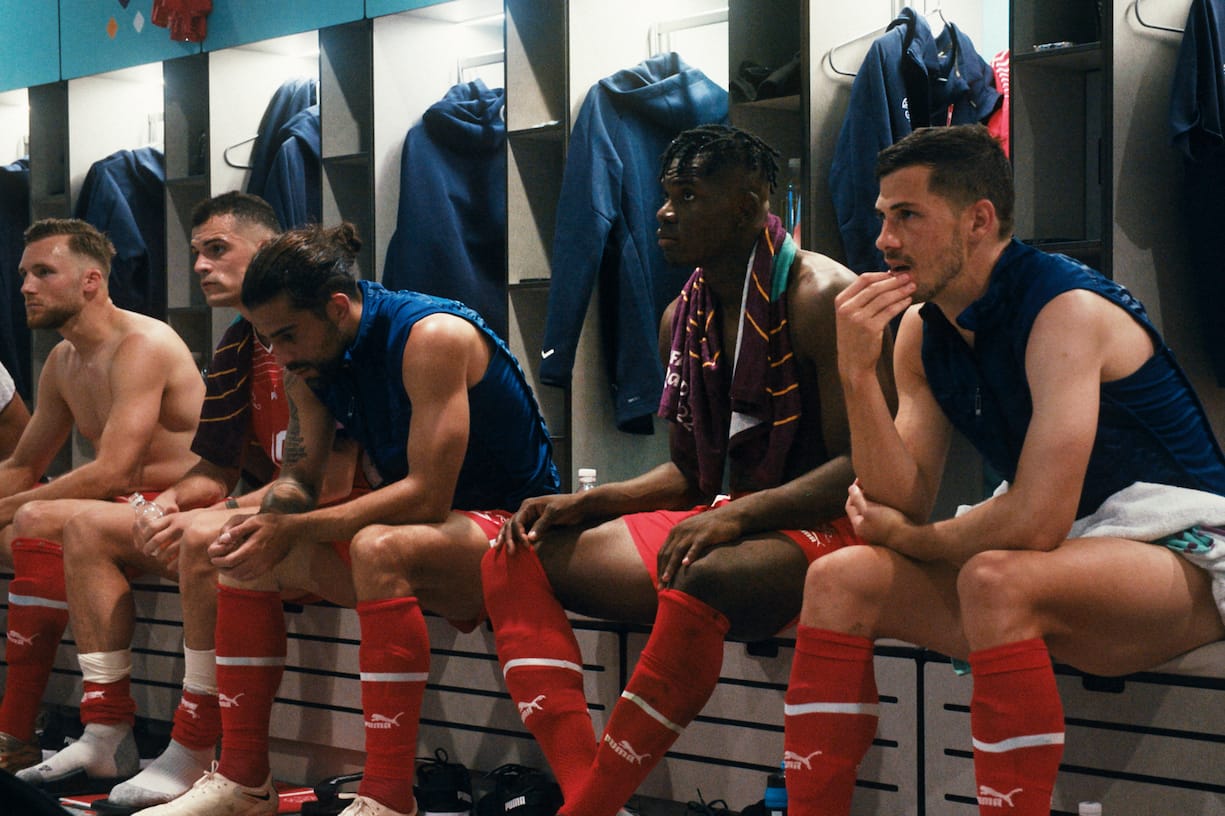The Pressure Game â Im Herzen der Schweizer NatiFolge 2Breel Embolo hört angespannt Trainer Murat Yakin zu, während der Pause im Eröffnungsspielan der WM gegen Kamerun.2023Copyright: SRF/stories AG