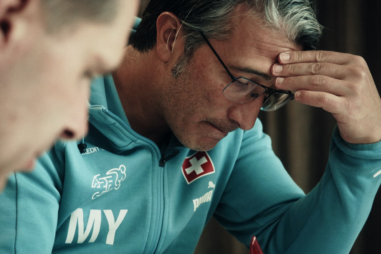The Pressure Game â Im Herzen der Schweizer NatiFolge 3Murat Yakin denkt über die Aufstellung vor dem Spiel gegen Brasilien nach.2023Copyright: SRF/stories AG