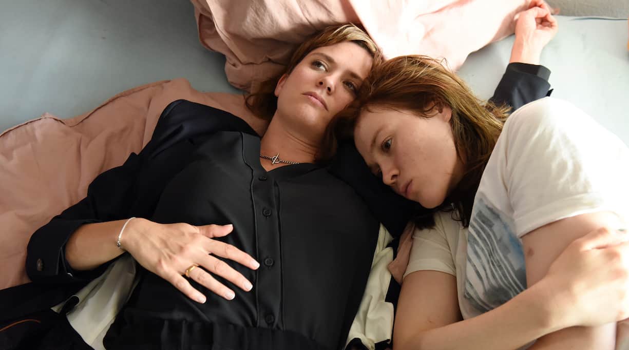 Anwältin Clara (Emily Cox, l.) und Leonie (Paula Kober) sind beste Freundinnen. Noch!