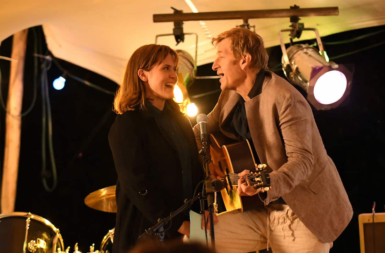 Als ihre Welt noch heil war: Vater Carsten (Jens Albinus) mit Tochter Clara (Emily Cox).