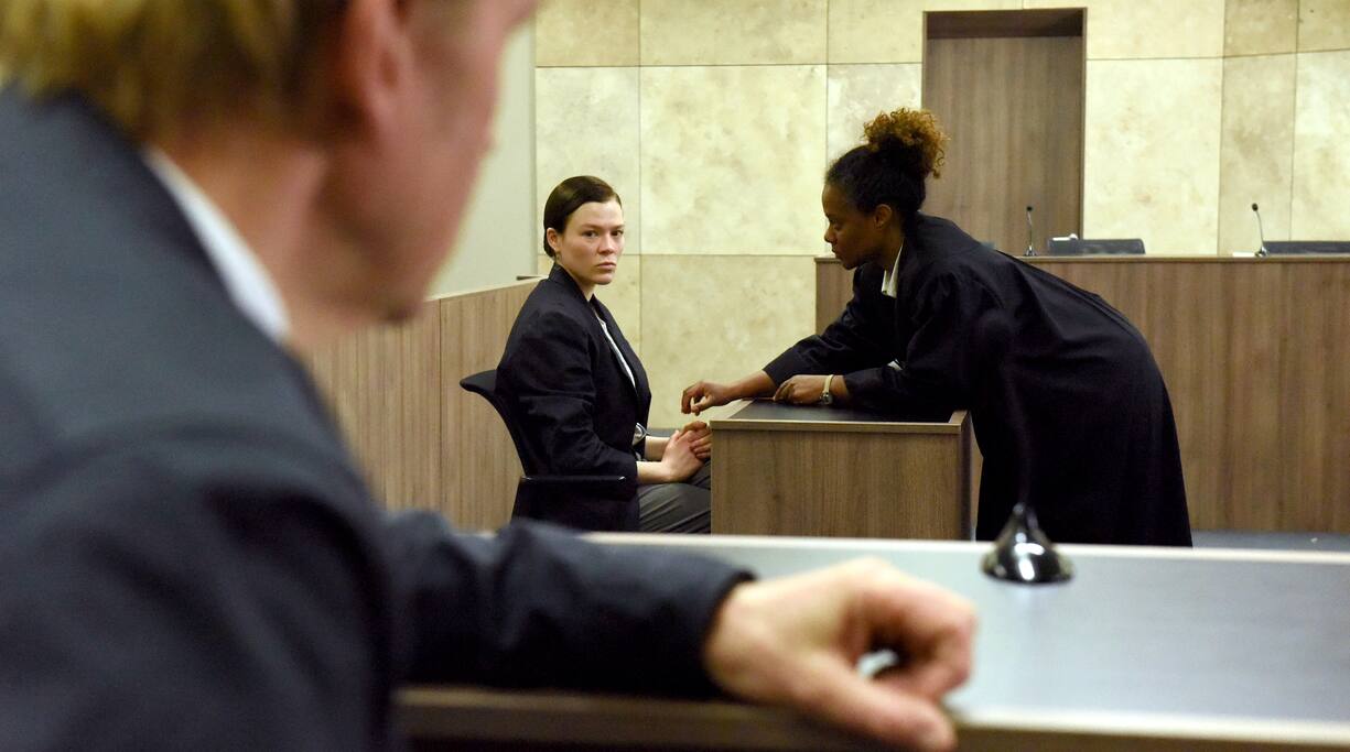 Leonis (Paula Kober, l.)Anwältin Adèle (Denise M’Baye) macht dem Peiniger den Prozess.