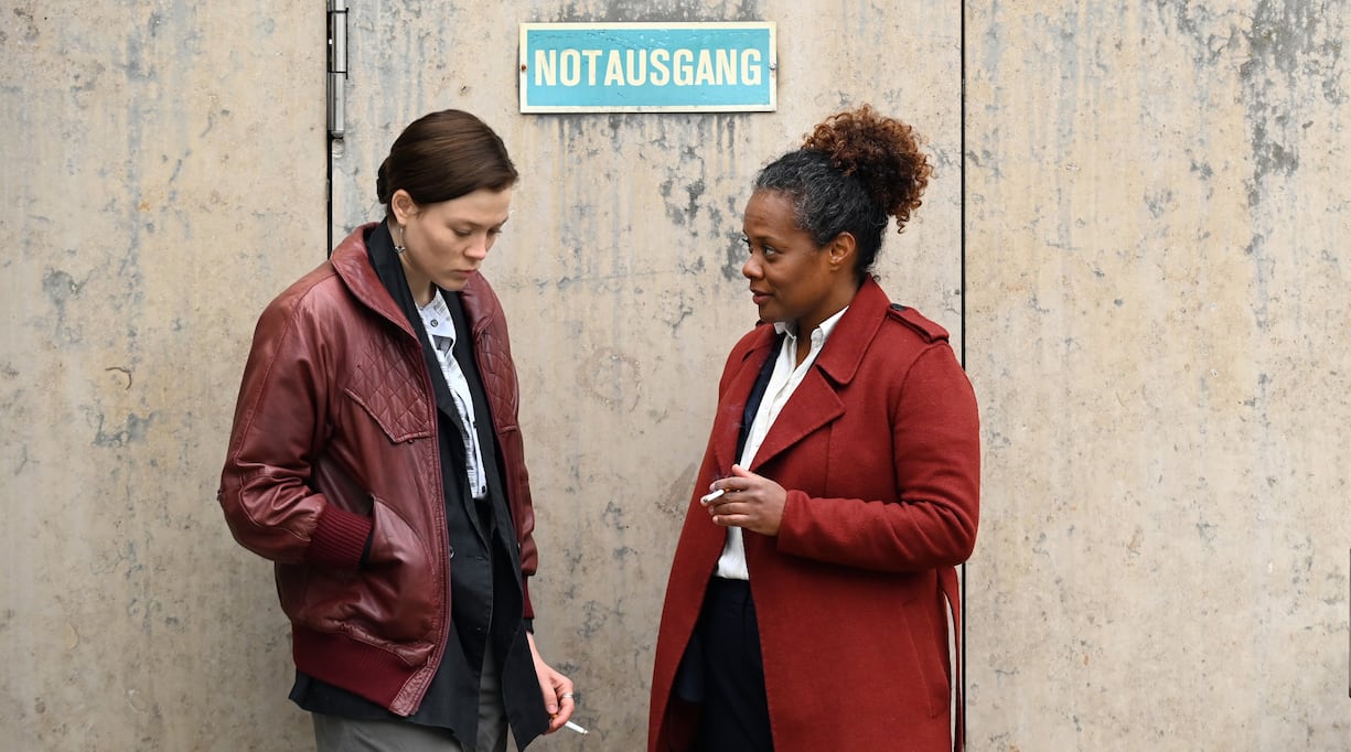 Leonie (Paula Kober, l.) holt sich Hilfe bei einer Anwältin (Denise M’Baye).