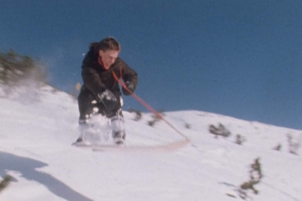 Paul Gruber auf einem Ur-Snowboard; 1981 stellt er es im TV-Magazin «Karussell» vor.