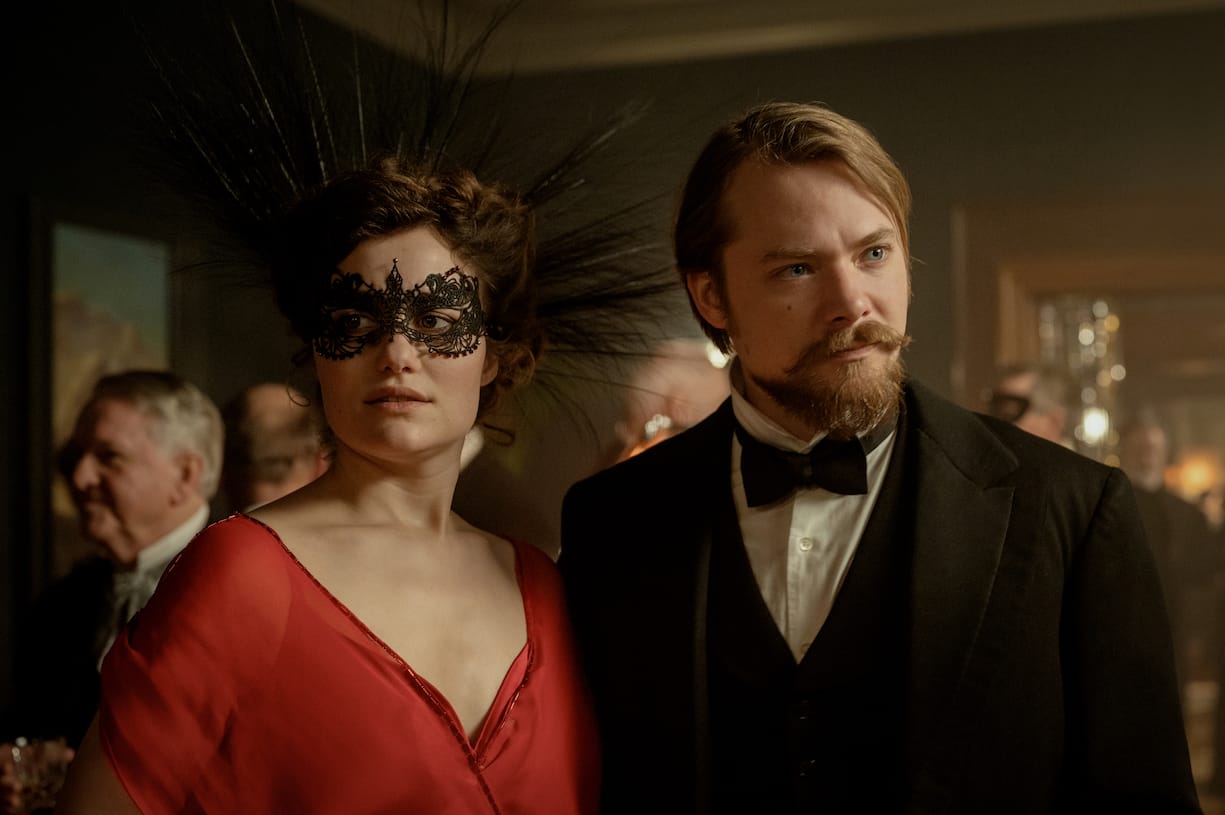 Die Schöne und das Ekel: Johanna (Dominique Devenport) und ihr Verlobter Grossrat Thanner (Sven Schelker).