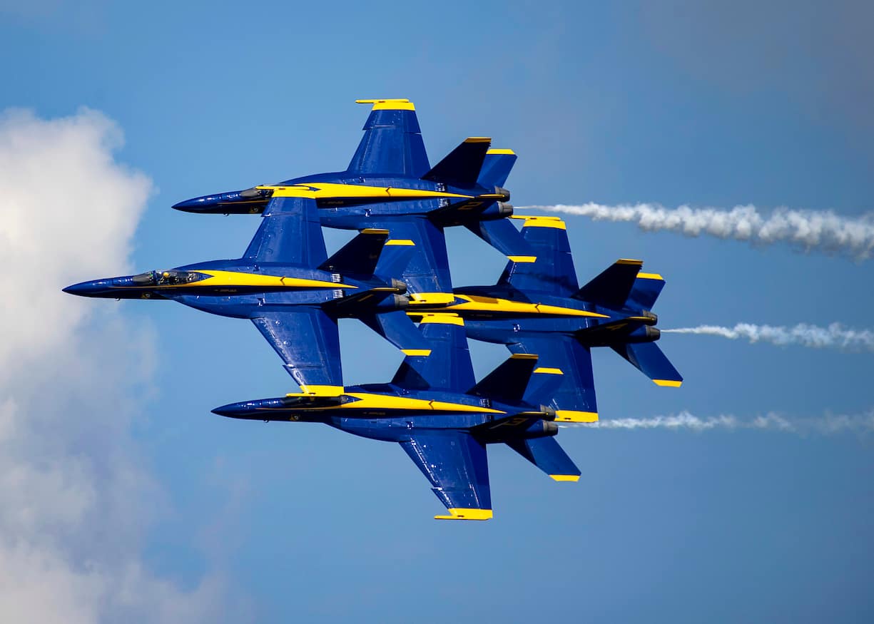 Vier Boeing F/A-18E Super Hornets fliegen in einer Präzision nebeneinander, als wären sie zusammengebunden.