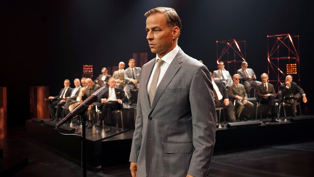 Tom Wlaschiha als Augenzeuge der industriellen Tötung in Auschwitz.                 