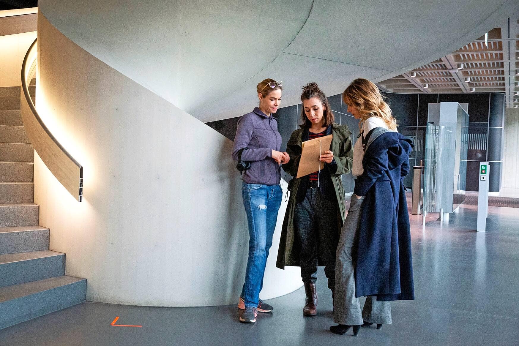Tatort Dreharbeiten im News- und Sportcenter von SRF am 25.1.2020 v.l. Regisseurin Viviane Andereggen mit den beiden Hauptdarstellerinnen, Carol Schuler und Anna Pieri Zuercher beim Dreh Copyright: SRF/Sava Hlavacek