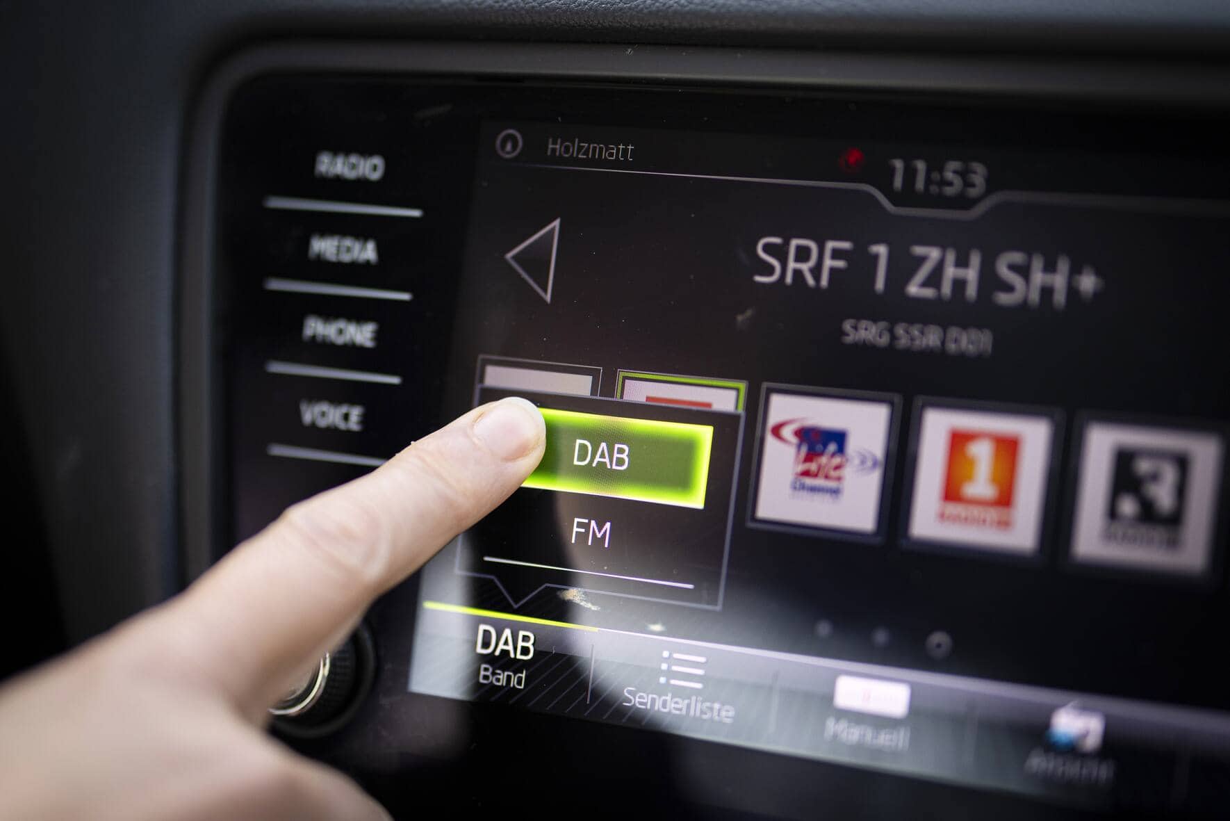 Noch haben mehr als eine  Million Autos in der Schweiz kein DAB-Empfangsgerät.