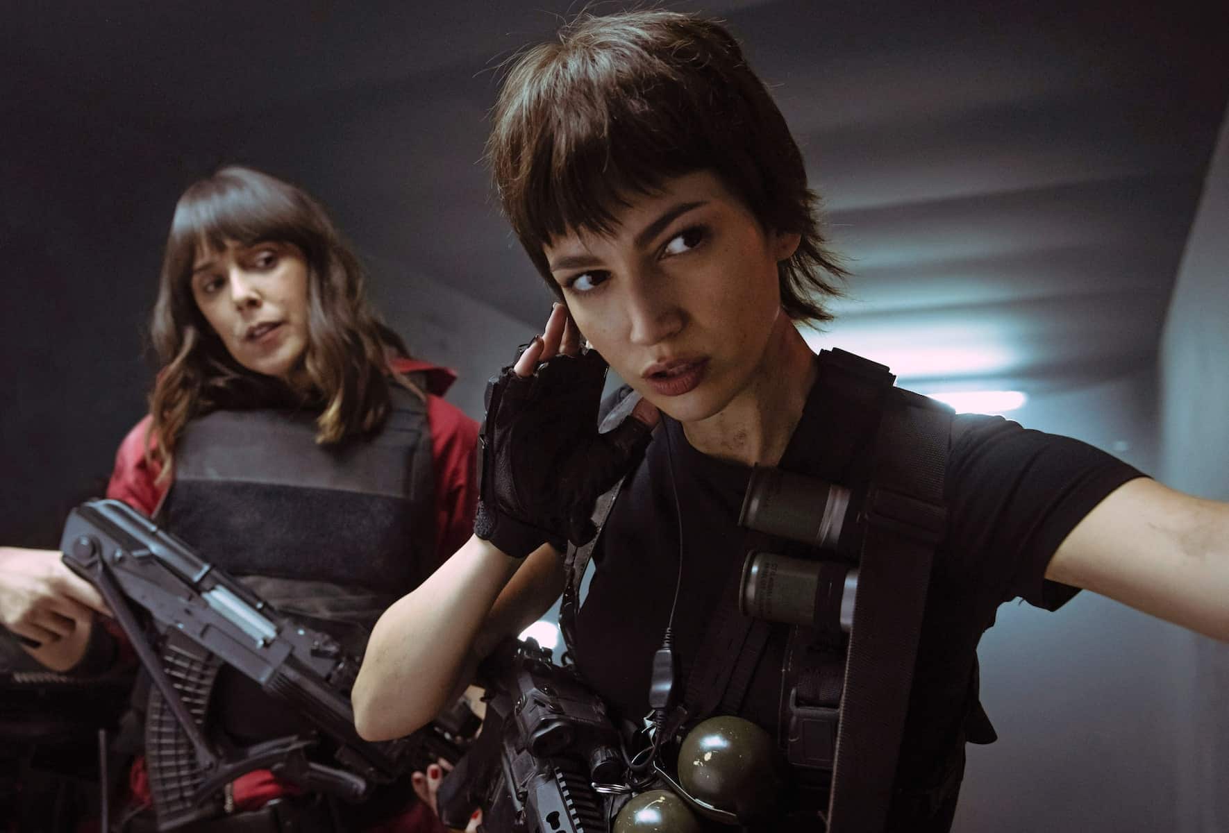 LA CASA DE PAPEL (L to R) JAIME LORENTE as DENVER, BELÃN CUESTA as MANILA, ÃRSULA CORBERÃ as TOKIO in episode 04 of LA CASA DE PAPEL. Cr. TAMARA ARRANZ/NETFLIX Â© 2020
