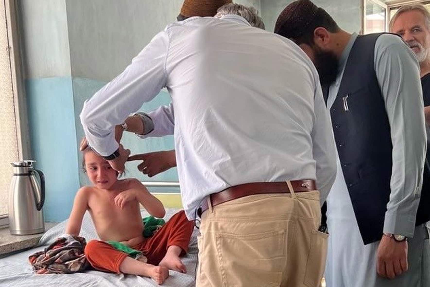 Enrique Steiger auf Visite im Maiwand Hospital in Kabul.