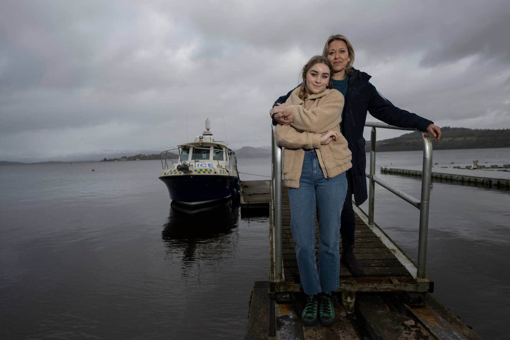 Annika Strandhed (Nicola Walker, r.) und ihre Tochter Morgan Strandhed (Silvie Furneaux, l.) haben ihren Wohnortwechsel mittlerweile gemeistert.