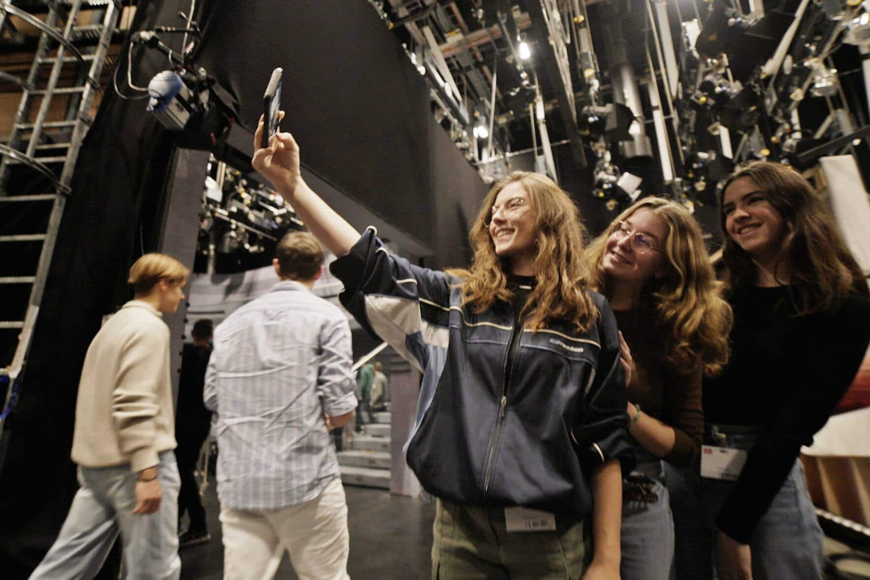 SRF DOKHype um TikTok â Lieben oder lÃ¶schen?Nicht alle aber einige SchÃ¼ler der Kantonsschule Schwyz sind sogar fÃ¼r ein Verbot von TikTok.2024Copyright: SRF