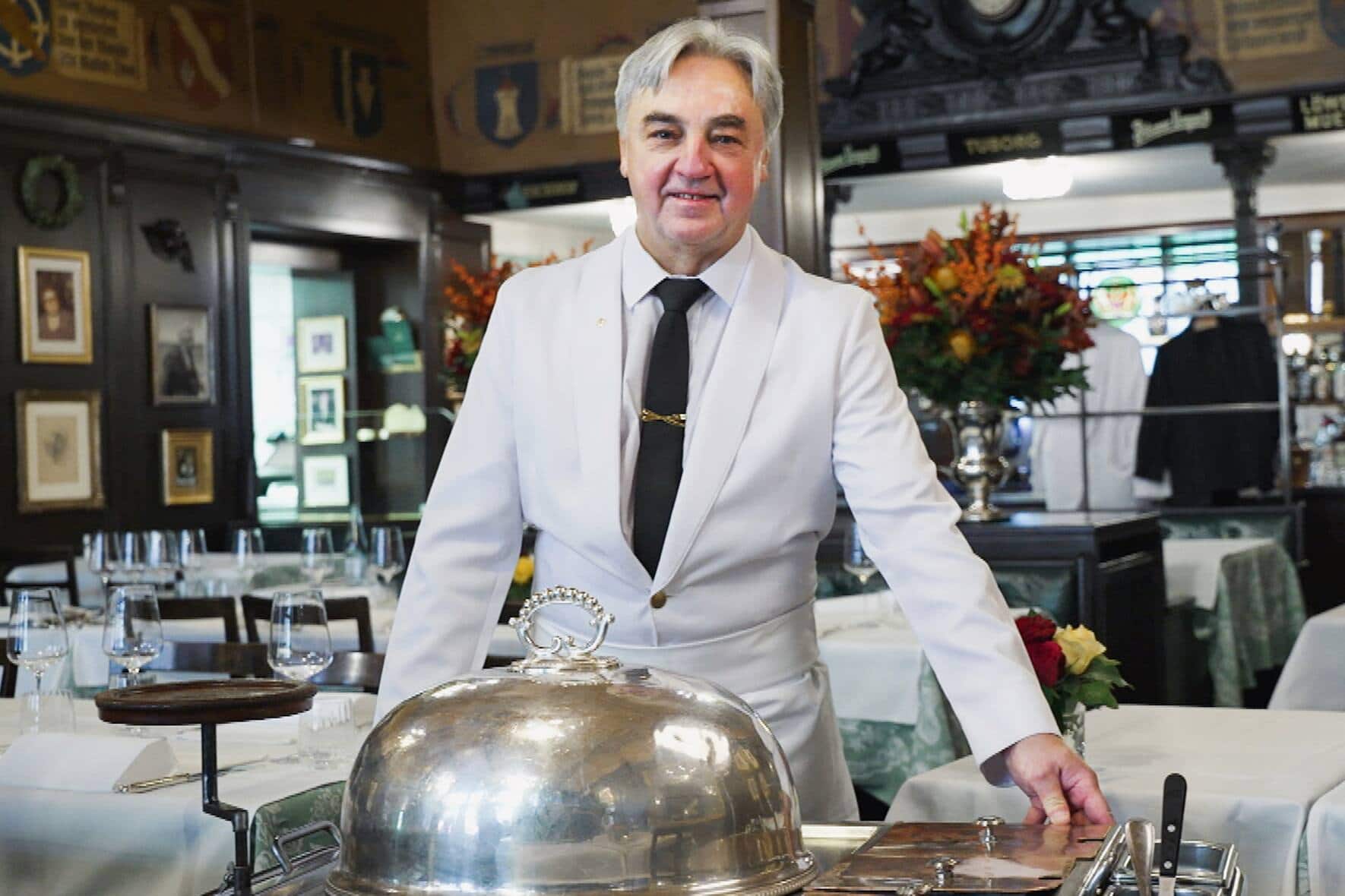 SRF DOKInside Kronenhalle â Luxus und Tradition im KultrestaurantFolge 2Elio Frapolli arbeitet als Voiturier und Sommelier in der Kronenhalle.Copyright: SRF