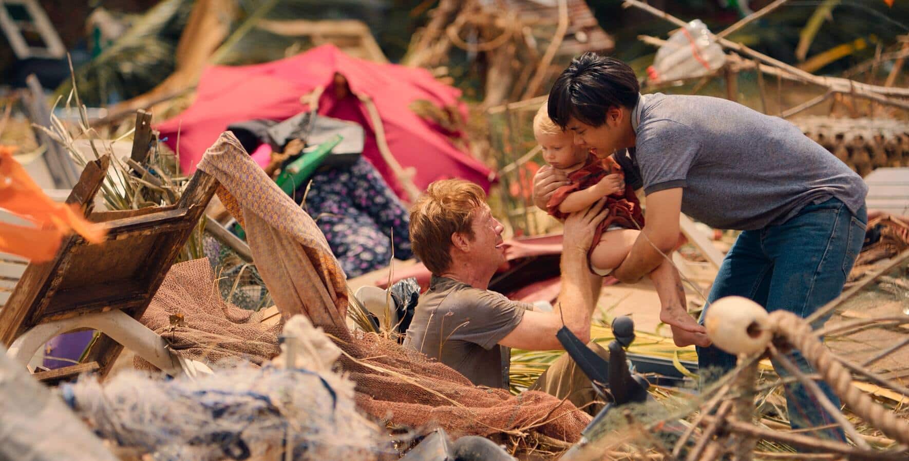 Harry (Johann von Bülow, l.) ist erleichtert: Seine kleine Tochter Noa hat überlebt.