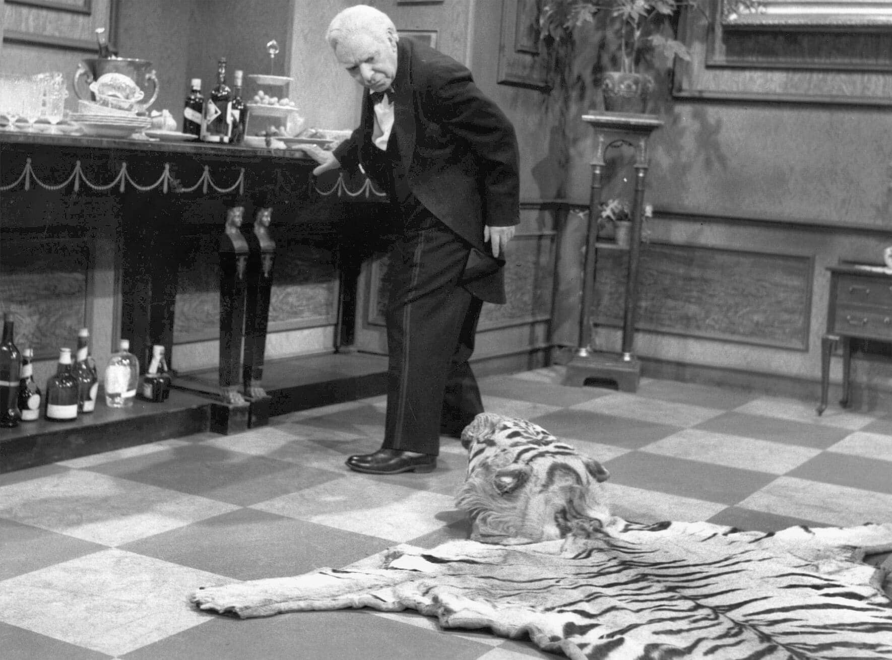 11 Mal stolpert James über den Kopf des Tigerfells.