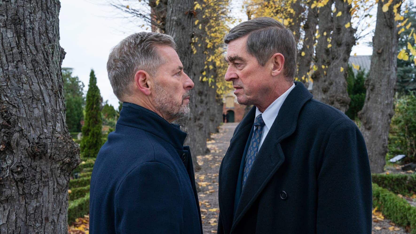 Corfitzen (r.) zwingt Gregersen, die Ermittlungen gegen seinen Neffen per sofort zu stoppen.