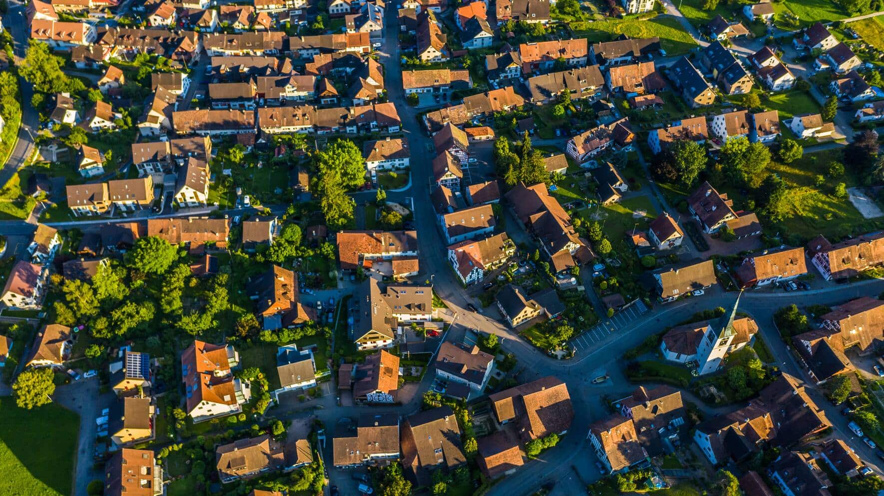 Rafz, Schweiz - 11. Juli 2021: Abenddämmerung in der Zürcher Unterland Gemeinde Rafz.