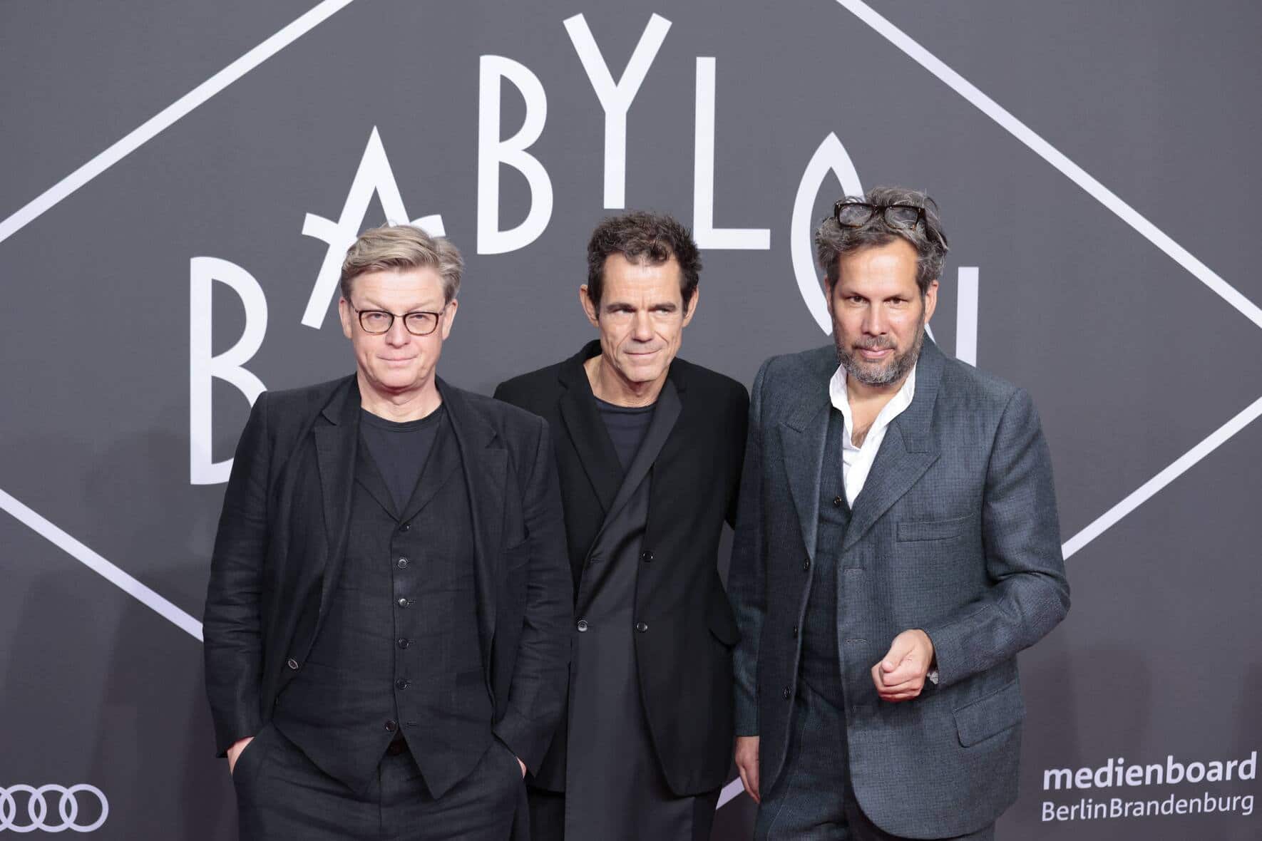 Hendrik Handloegten, Tom Tykwer und Achim von Borries, Deutschland, Berlin, Weltpremiere der neuen Staffel der national wie international gefeierten TV-Serie BABYLON BERLIN, am 20. September 2022 im Delphi-Filmpalast. *** Hendrik Handloegten, Tom Tykwer and Achim von Borries, Germany, Berlin, world premiere of the new season of the nationally and internationally acclaimed TV series BABYLON BERLIN, on September 20, 2022 at the Delphi Filmpalast.