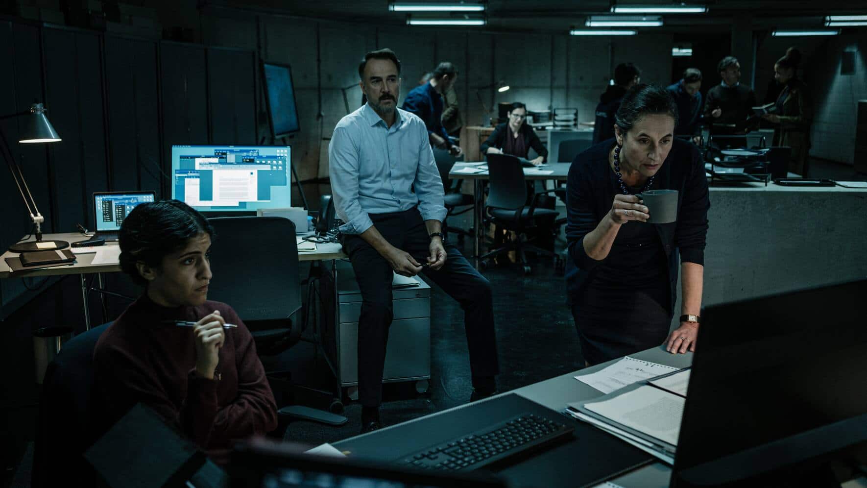 (v.l.n.r.) Pascaline Valois (Banafshe Hourmazdi); Francois Bollard (Carlos Leal); Ricarda Ruiz (Susana Fernandes Genebra)