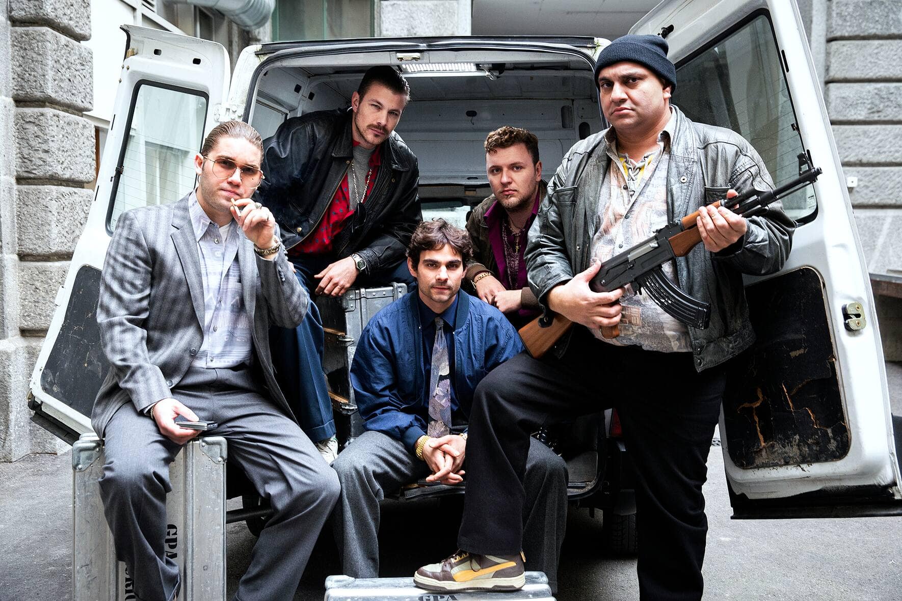 Es geschah am Der Postraub des JahrhundertsDie Diebesbande klaute einen Fiat Fiorino für den Coup. Sie waren Kleinkriminelle, die in einer Bar in Zürich den Überfall planten.2020Copyright: SRF/Pascal Mora