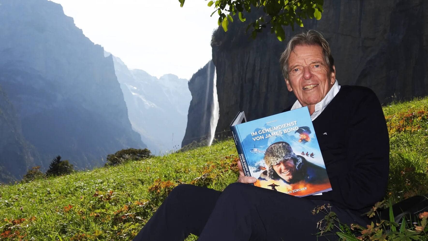 Stefan Zürcher (78) in seiner Berner Oberländer Heimat mit seinem Buch.
