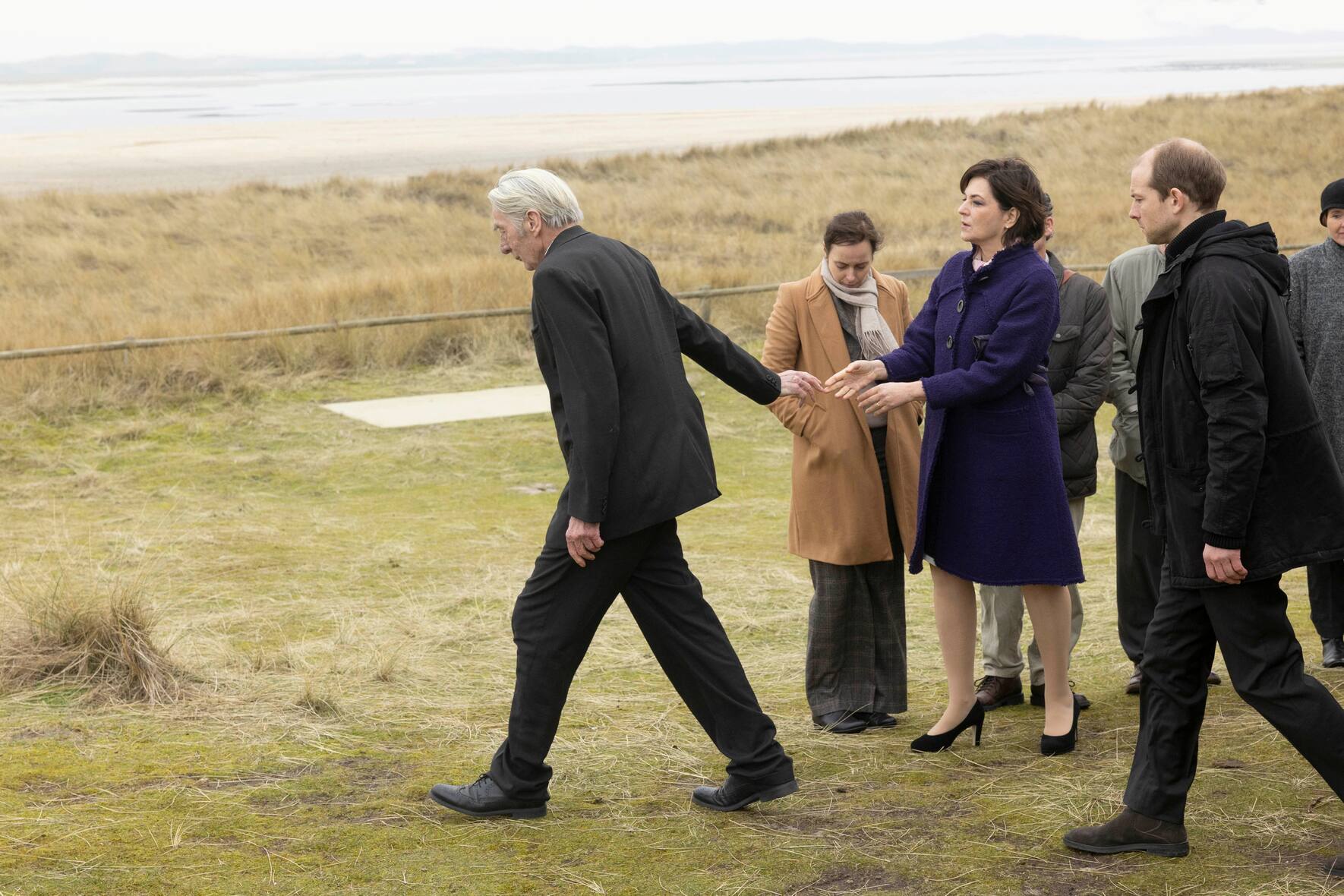 Ein Kind wurde geboren, daher muss jemand sterben. Der Opa des Babys springt freiwillig.