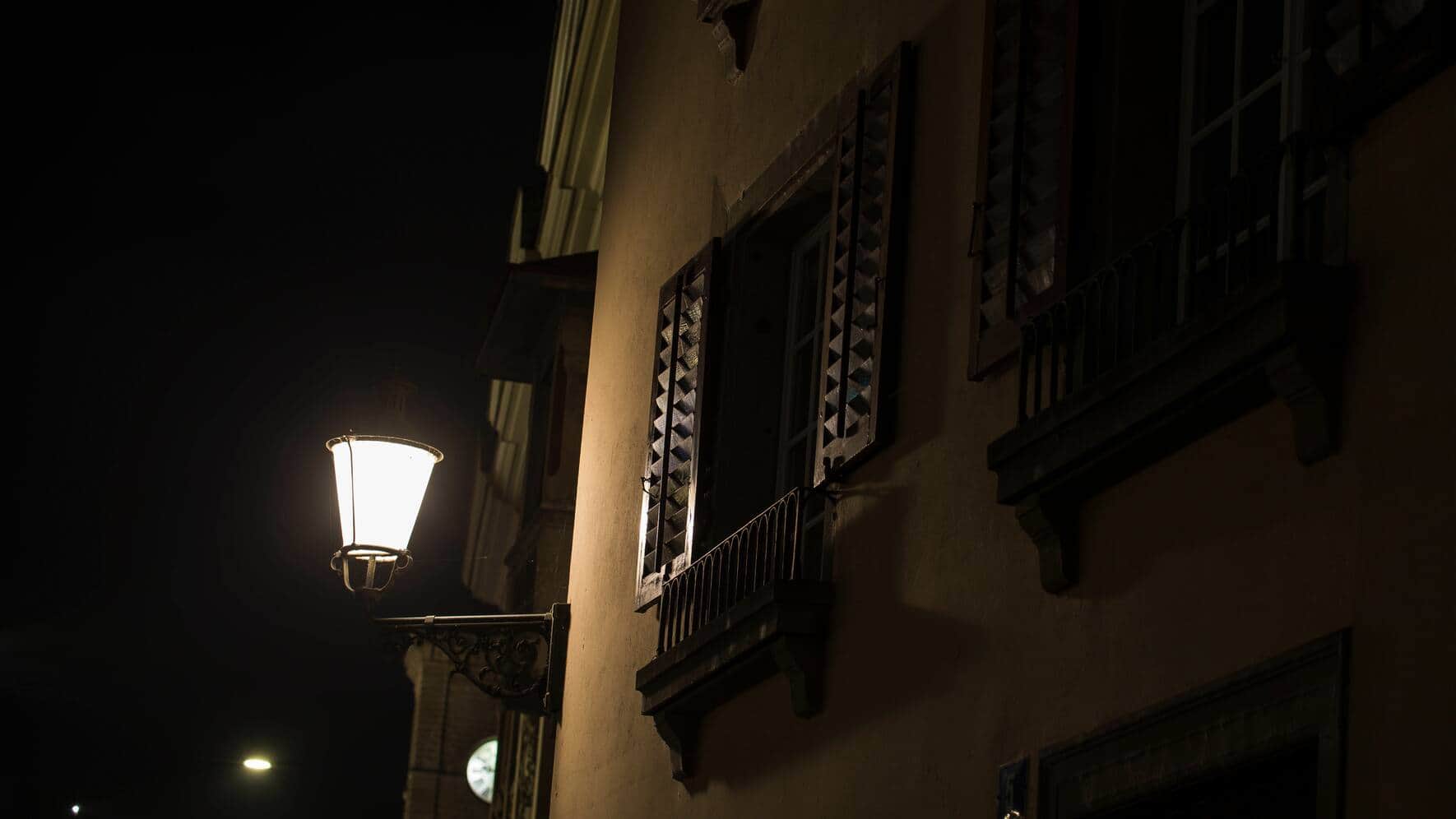 Zürich, Schweiz - 30. November 2020: Licht und Strom sind gefragte Elemente in der kalten, dunklen Jahreszeit.