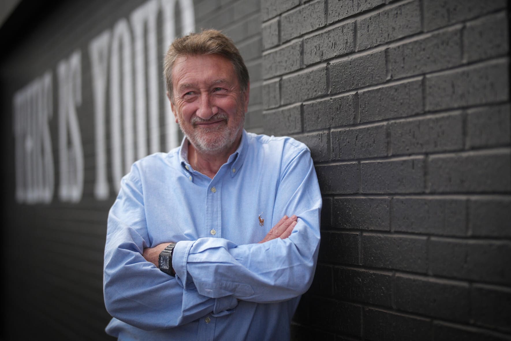 Der Brite Steven Knight (66) ist Drehbuchautor und Regisseur. 1998 erfand er das Quiz «Wer wird Millionär?». Aus seiner Feder stammen z. B. «Peaky Blinders» und «House of Guinness». Zurzeit schreibt er am Drehbuch für den nächsten James-Bond-Film.