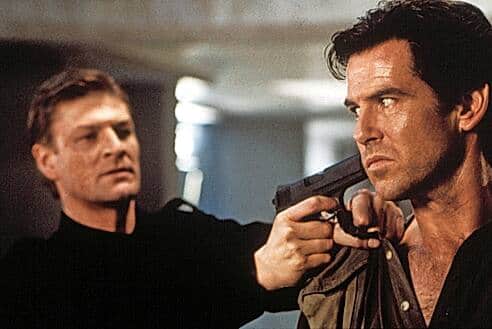 GOLDENEYE, Sean Bean, Pierce Brosnan, 1995 United Artists/Courtesy Everett Collection ACHTUNG AUFNAHMEDATUM GESCHÃTZT PUBLICATIONxINxGERxSUIxAUTxONLY Copyright: xUnitedxArtists/CourtesyxEverettxCollectionx MSDGOLD EC067