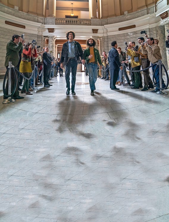 THE TRIAL OF THE CHICAGO 7 (L to R) SACHA BARON COHEN as Abbie Hoffman,  JEREMY STRONG as Jerry Rubin in THE TRIAL OF THE CHICAGO 7. Cr. NIKO TAVERNISE/NETFLIX Â© 2020