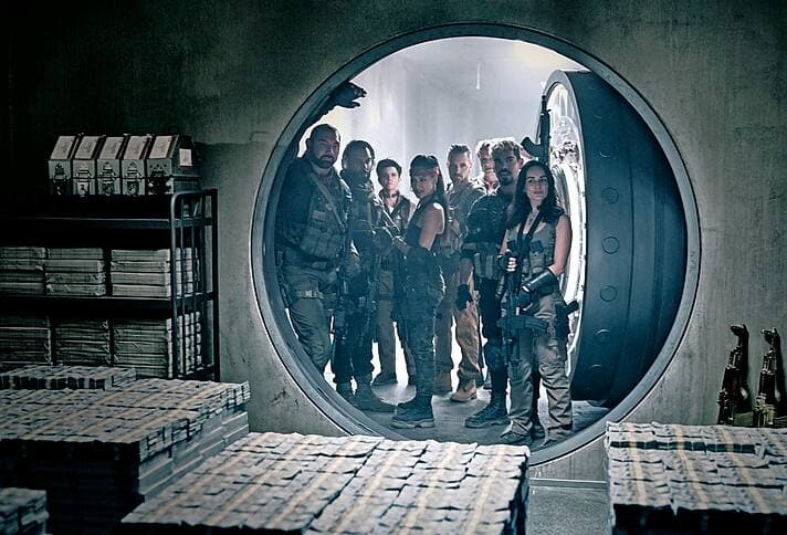 ARMY OF THE DEAD (L to R) DAVE BAUTISTA as SCOTT WARD, OMARI HARDWICK as VANDEROHE, TIG NOTARO as PETERS, SAMANTHA WIN as CHAMBERS, COLIN JONES as DAMON, MATTHIAS SCHWEIGHÃFER as DIETER, RAÃL CASTILLO as MICKEY GUZMAN, ANA DE LA REGUERA as CRUZ in ARMY OF THE DEAD. Cr. CLAY ENOS/NETFLIX Â© 2021