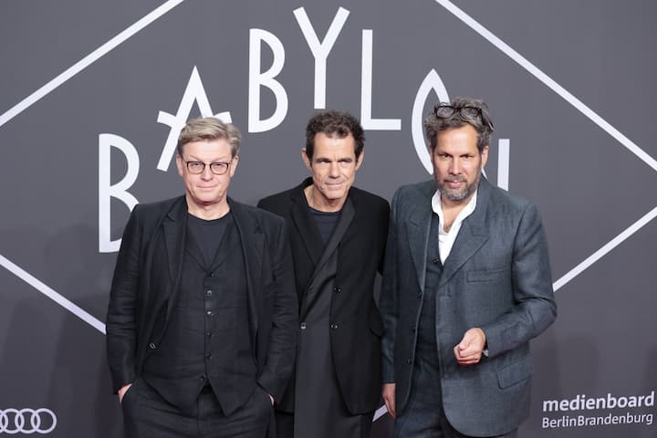 Hendrik Handloegten, Tom Tykwer und Achim von Borries, Deutschland, Berlin, Weltpremiere der neuen Staffel der national wie international gefeierten TV-Serie BABYLON BERLIN, am 20. September 2022 im Delphi-Filmpalast. *** Hendrik Handloegten, Tom Tykwer and Achim von Borries, Germany, Berlin, world premiere of the new season of the nationally and internationally acclaimed TV series BABYLON BERLIN, on September 20, 2022 at the Delphi Filmpalast. 